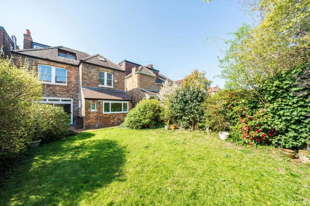 5 bedroom detached house for rent