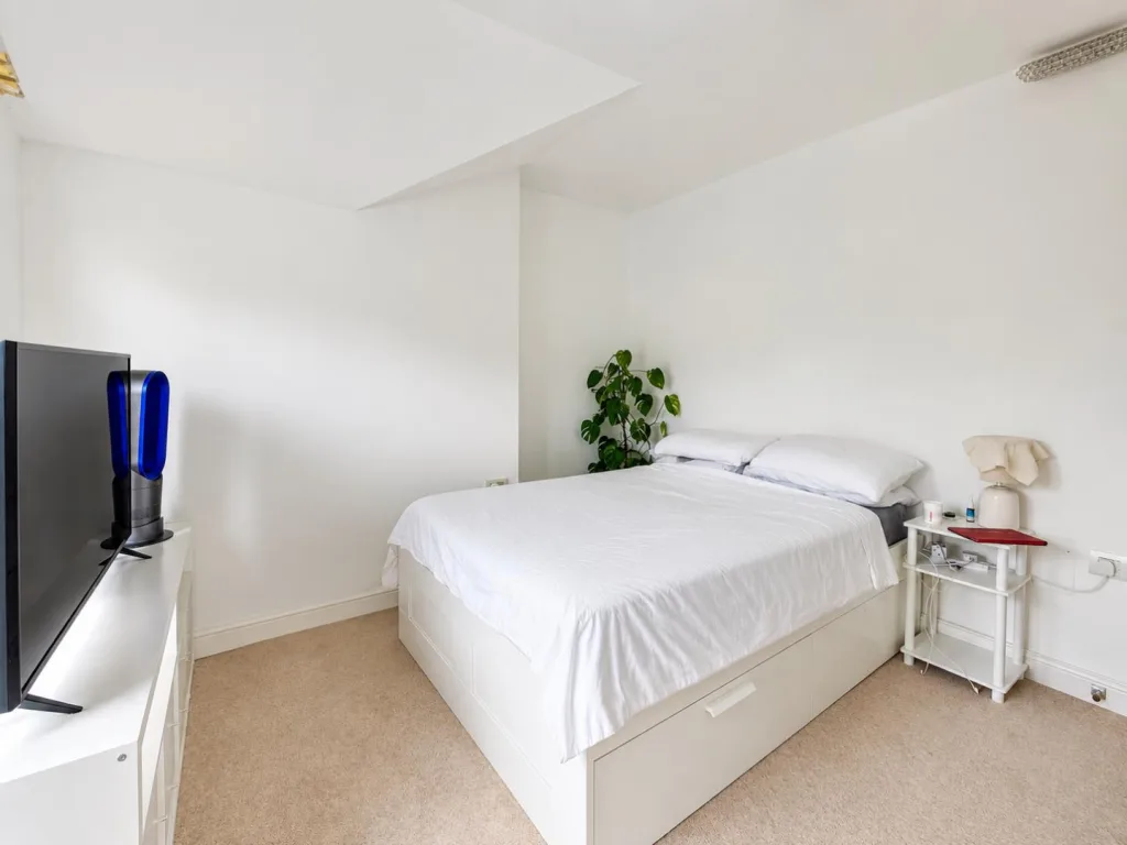 4 bedroom end of terrace house for rent