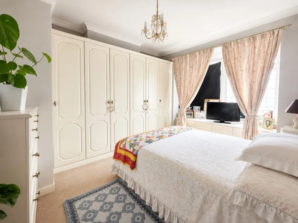 4 bedroom end of terrace house for rent