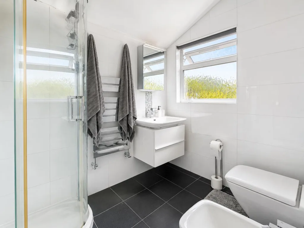 4 bedroom end of terrace house for rent