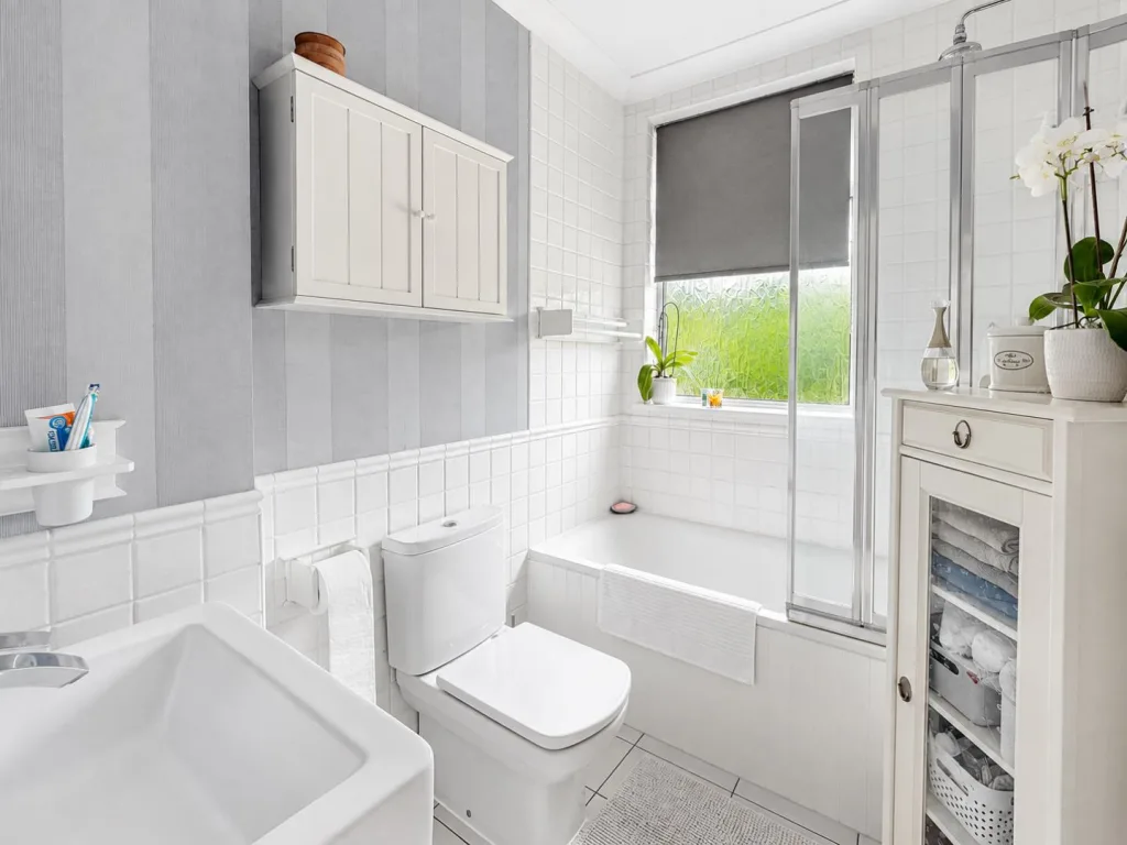 4 bedroom end of terrace house for rent