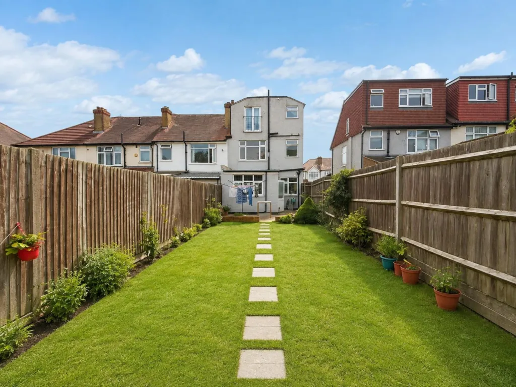 4 bedroom end of terrace house for rent