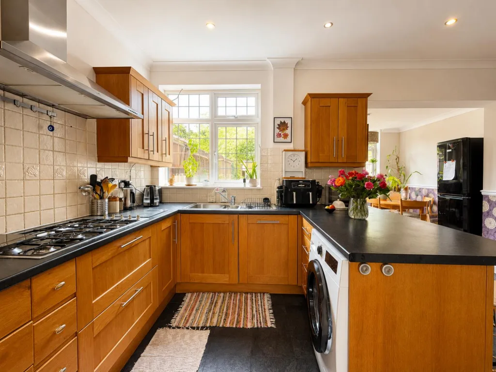 4 bedroom end of terrace house for rent