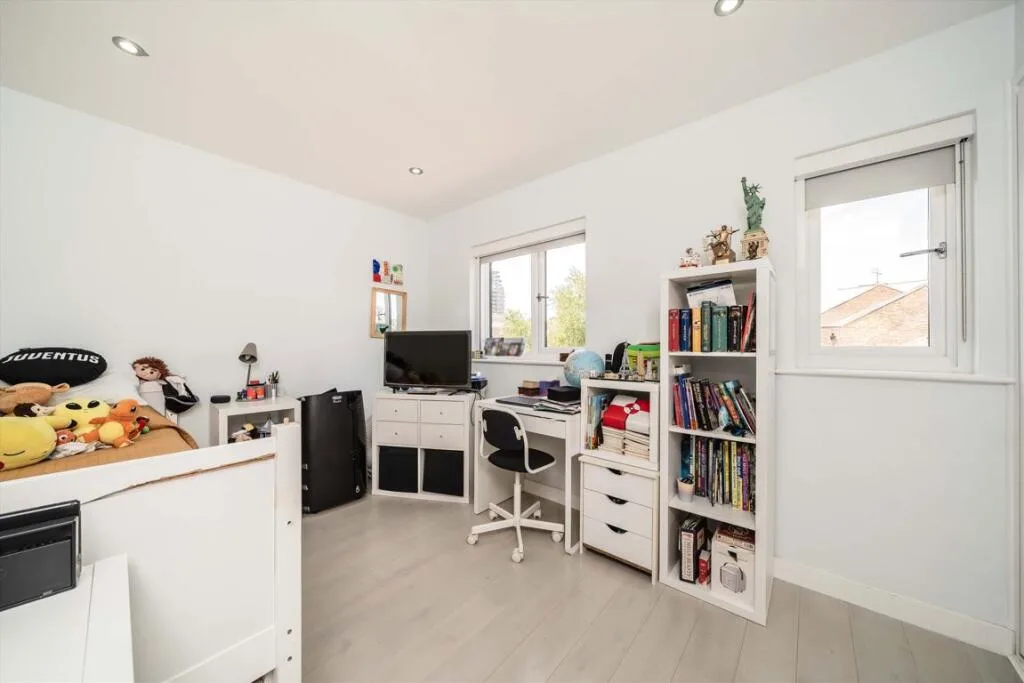 3 bedroom semi-detached house for rent