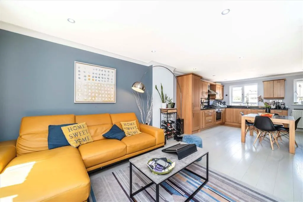 3 bedroom semi-detached house for rent
