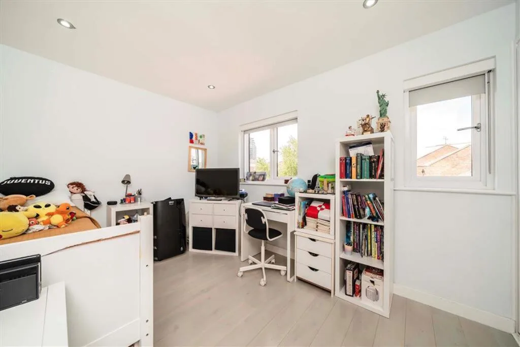 3 bedroom semi-detached house for rent