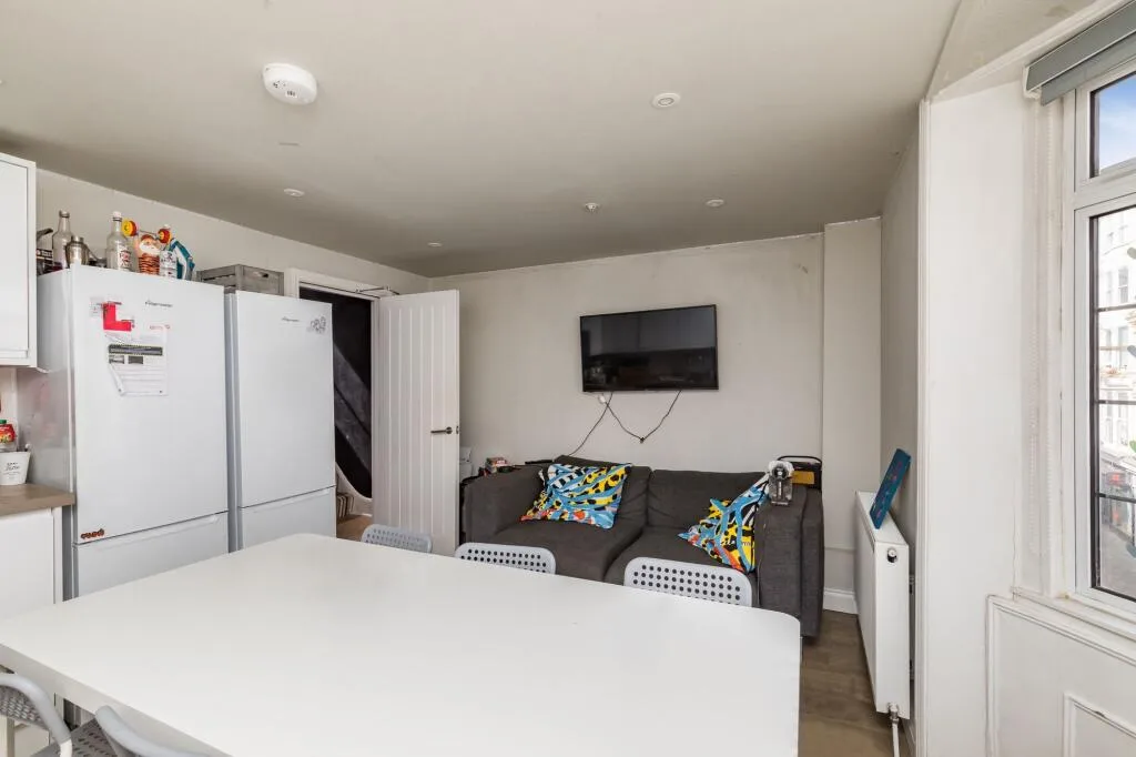 6 bedroom maisonette for rent
