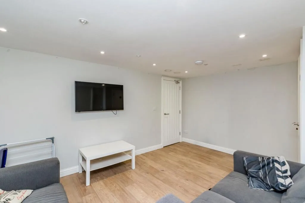 6 bedroom maisonette for rent