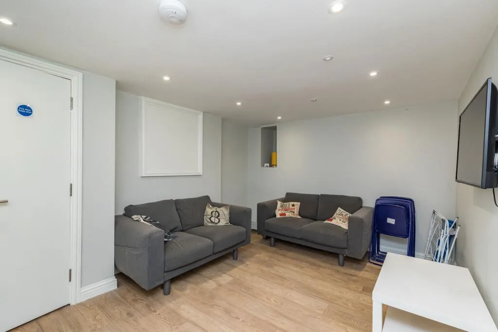6 bedroom maisonette for rent