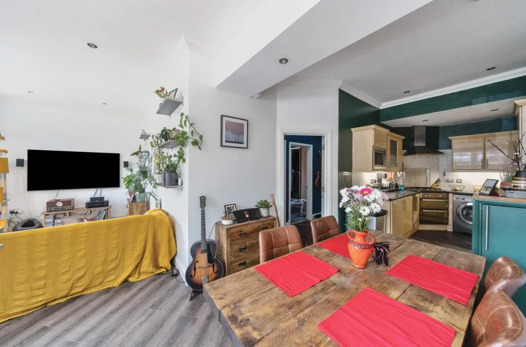 2 bedroom maisonette for rent