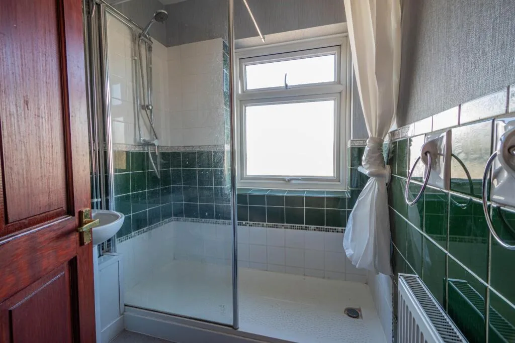 4 bedroom semi-detached house for rent