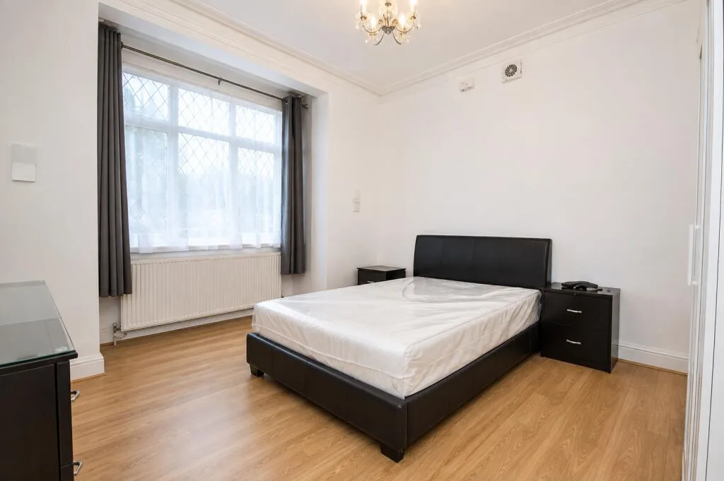5 bedroom semi-detached house for rent
