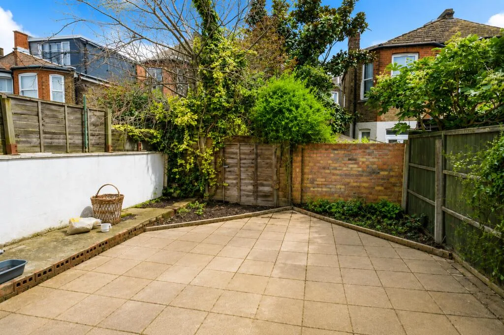 5 bedroom semi-detached house for rent