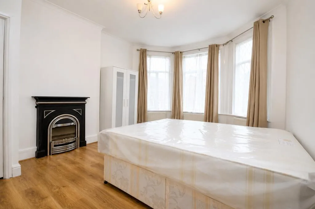 5 bedroom semi-detached house for rent