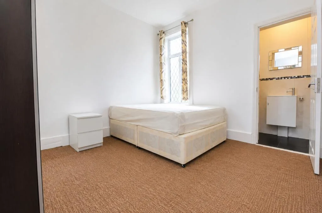 5 bedroom semi-detached house for rent