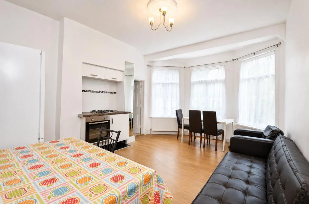 5 bedroom semi-detached house for rent