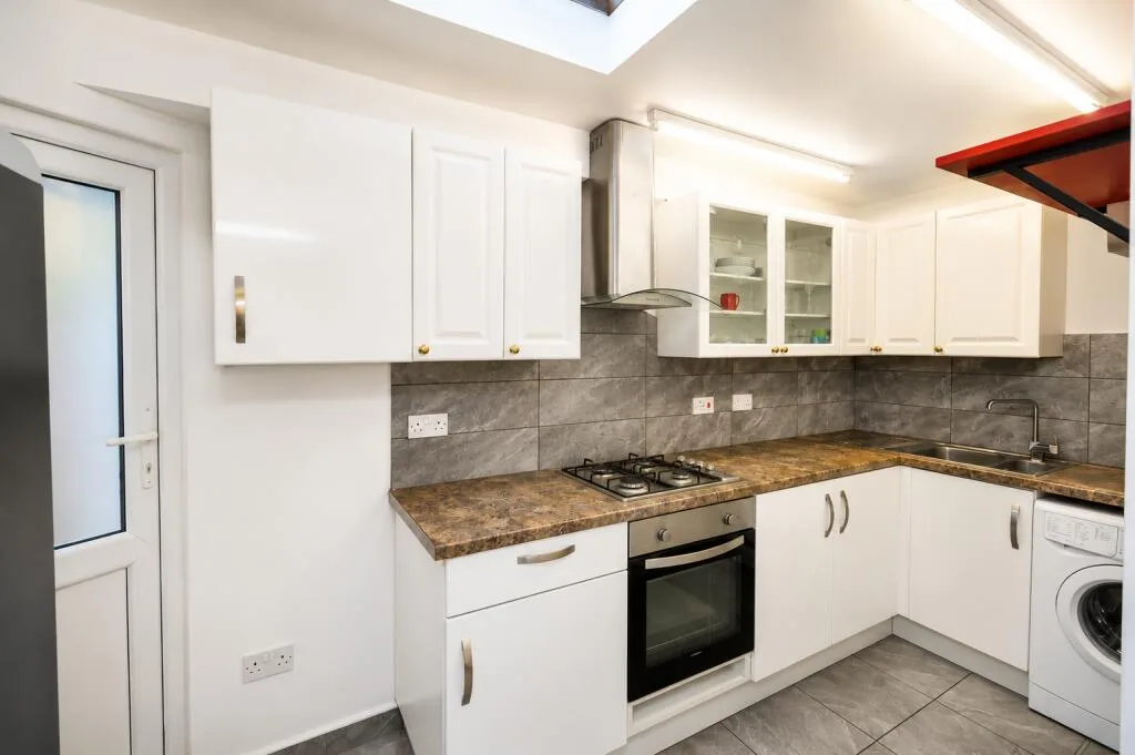 5 bedroom semi-detached house for rent