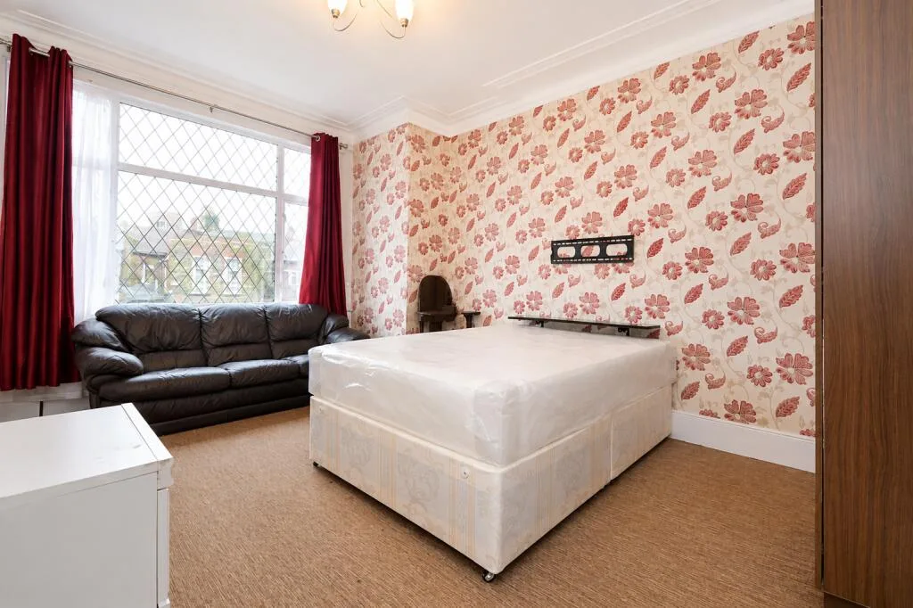 5 bedroom semi-detached house for rent