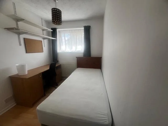 4 bedroom semi-detached house for rent