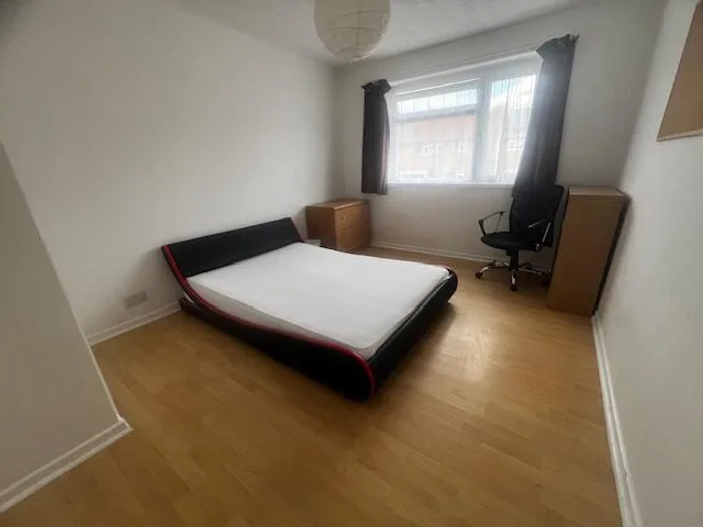 4 bedroom semi-detached house for rent