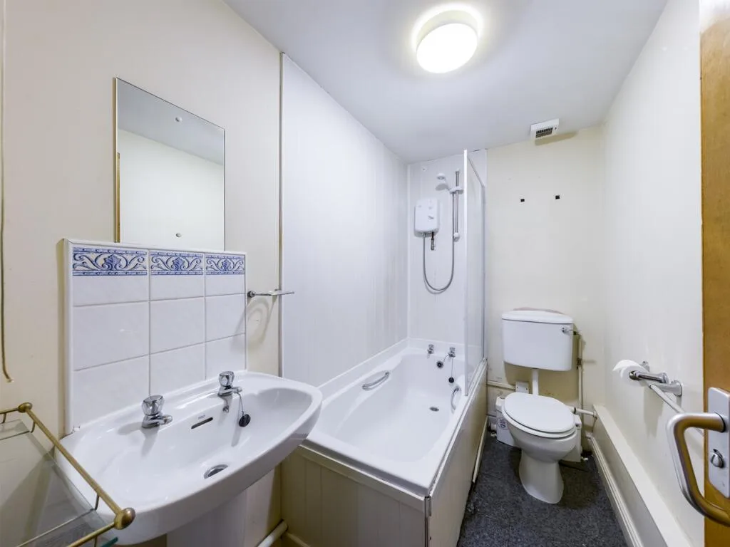 5 bedroom flat for rent
