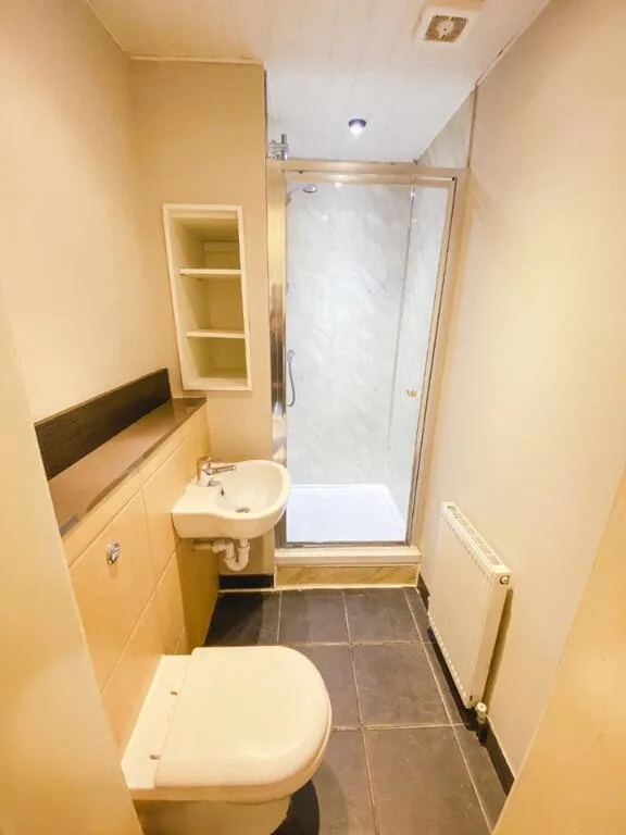 5 bedroom flat for rent