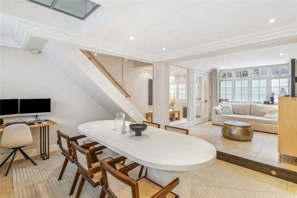 2 bedroom mews property for rent