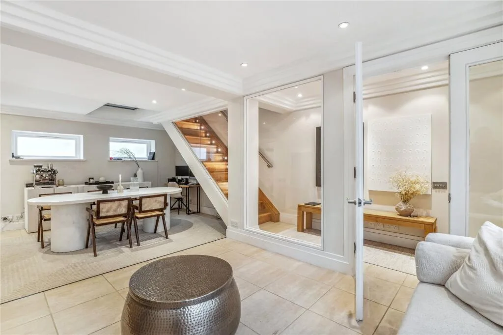 2 bedroom mews property for rent