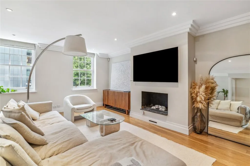 2 bedroom mews property for rent