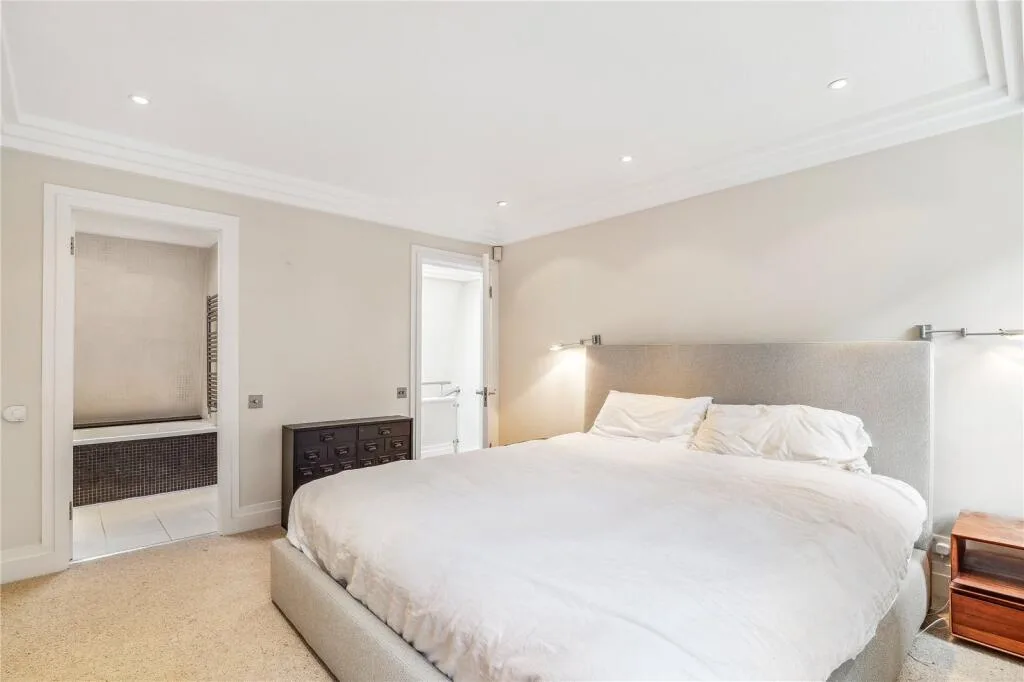 2 bedroom mews property for rent