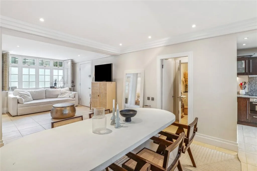 2 bedroom mews property for rent