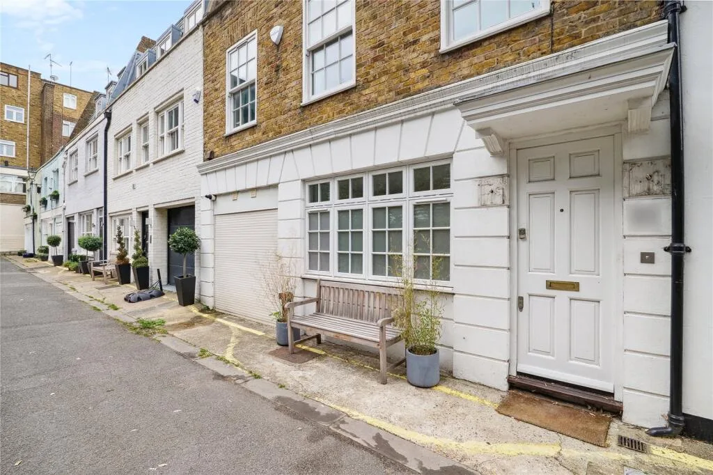 2 bedroom mews property for rent