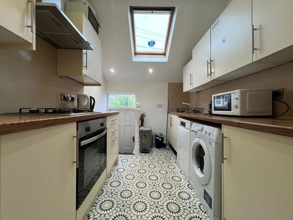 5 bedroom maisonette for rent