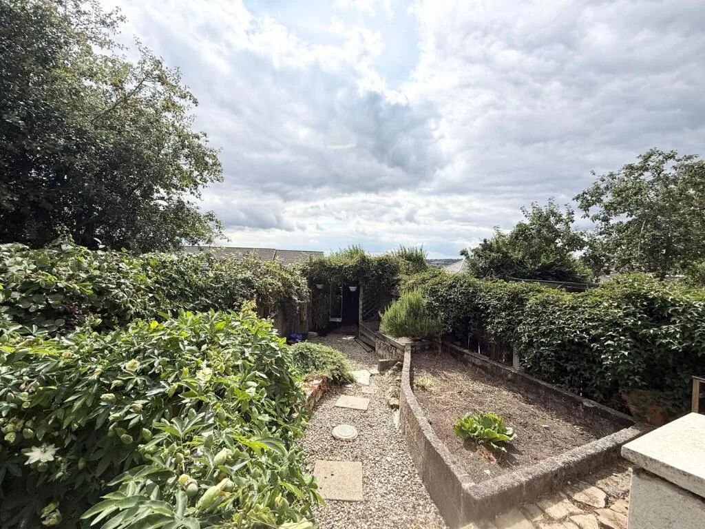 3 bedroom end of terrace house for rent
