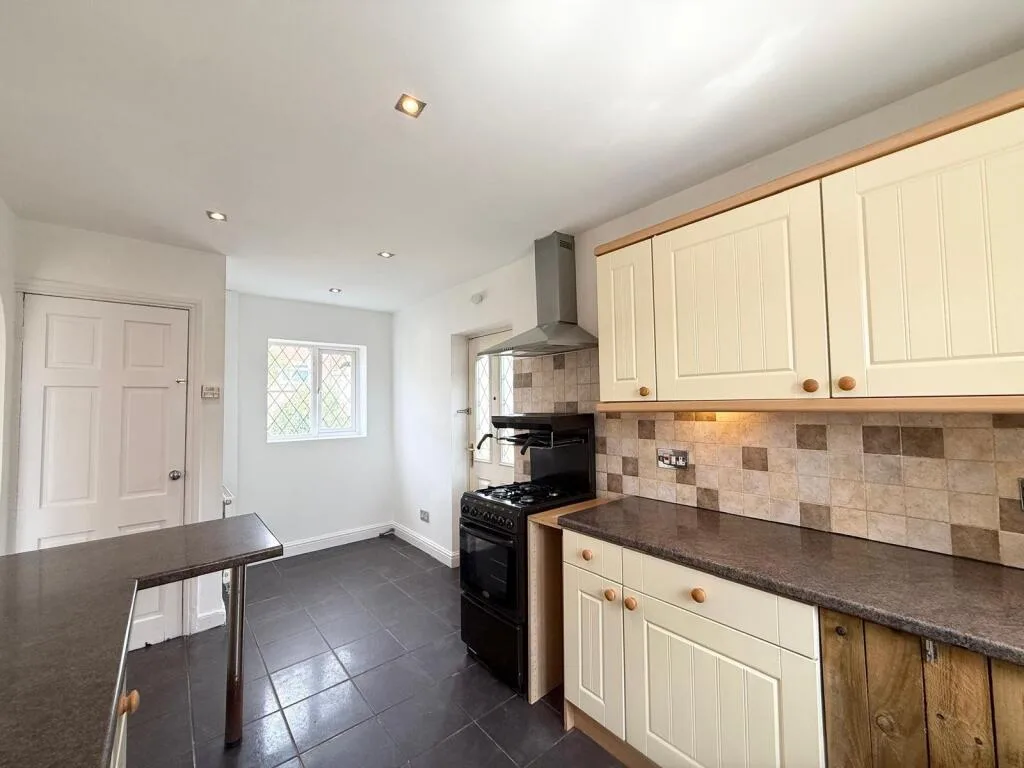 3 bedroom end of terrace house for rent