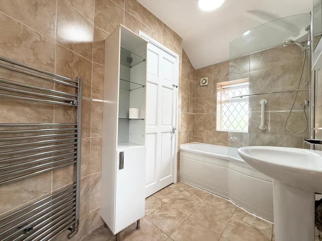 3 bedroom end of terrace house for rent