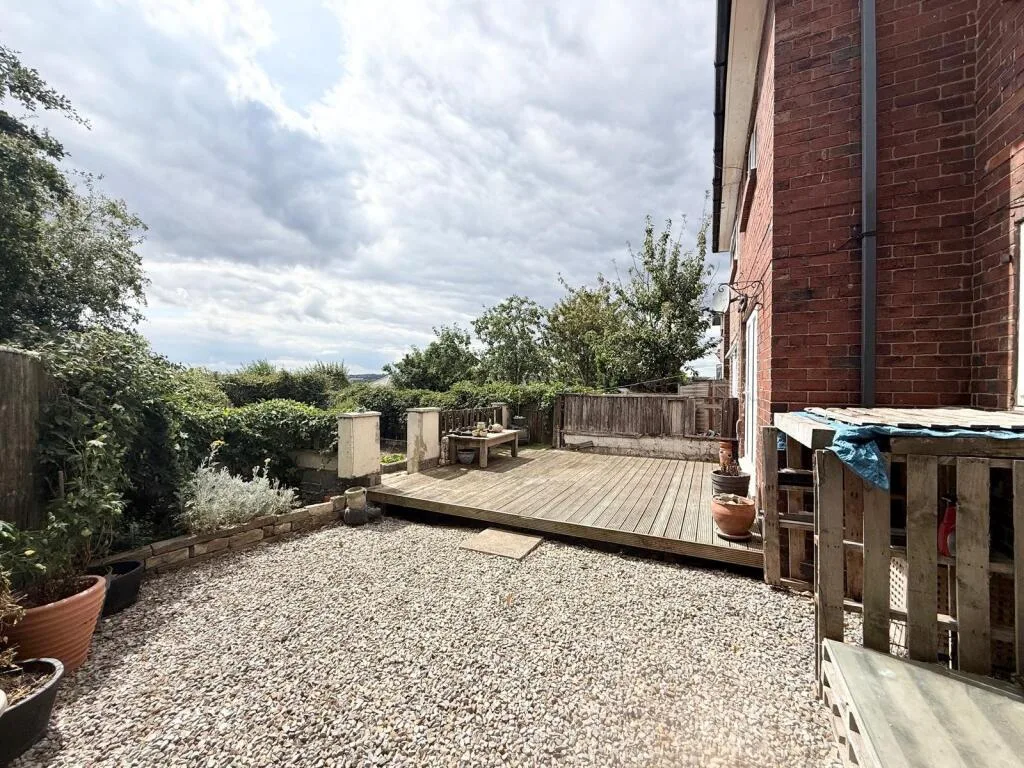 3 bedroom end of terrace house for rent