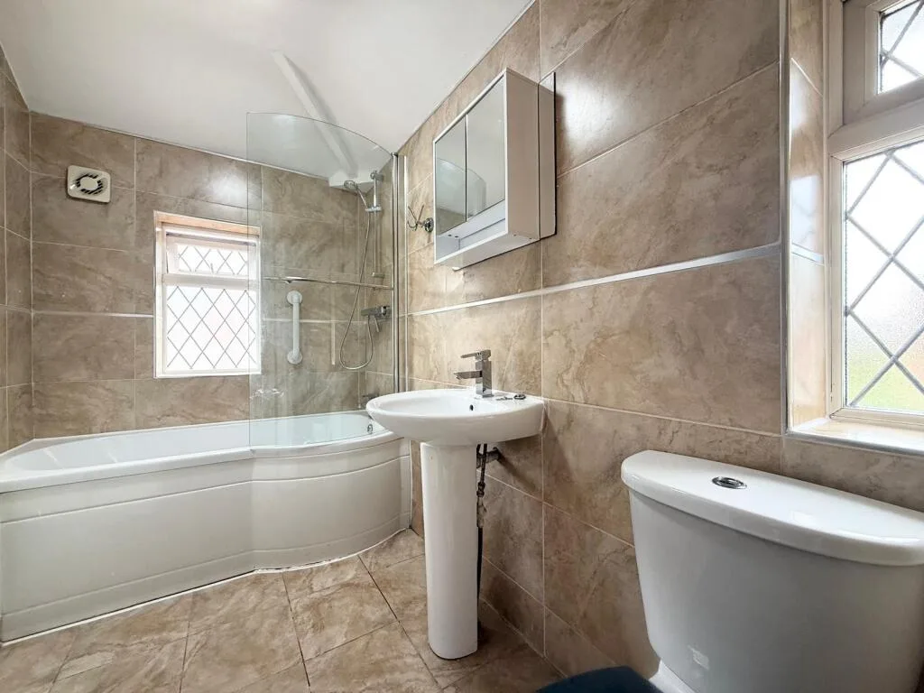 3 bedroom end of terrace house for rent