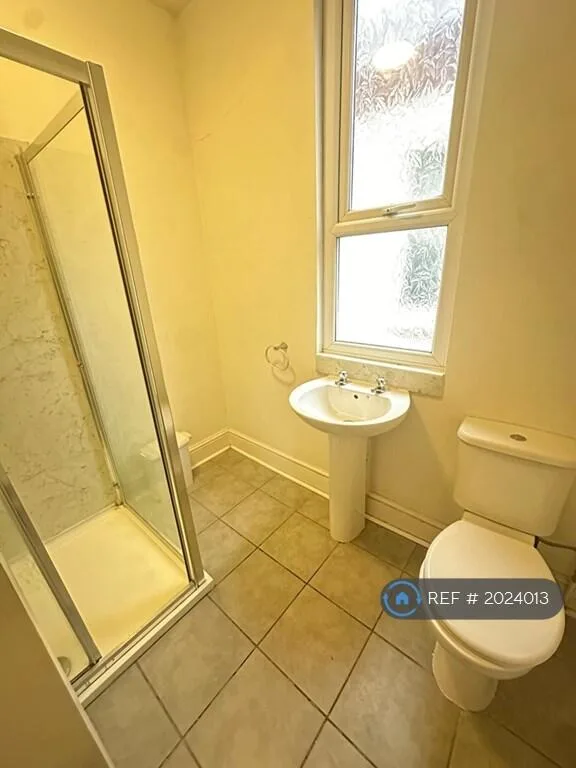 6 bedroom semi-detached house for rent