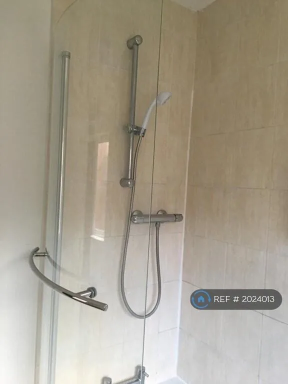 6 bedroom semi-detached house for rent