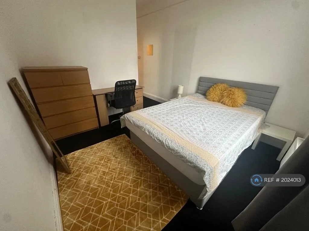 6 bedroom semi-detached house for rent