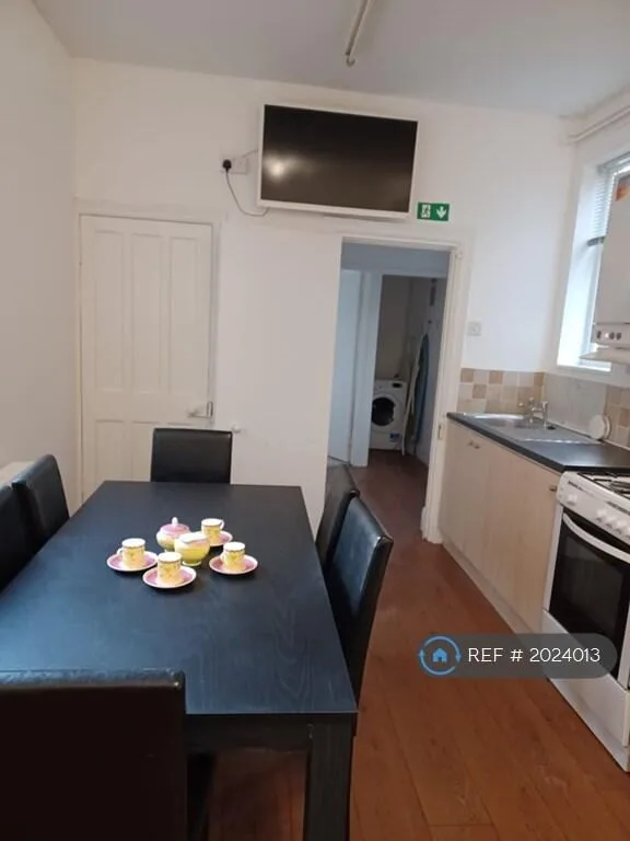 6 bedroom semi-detached house for rent