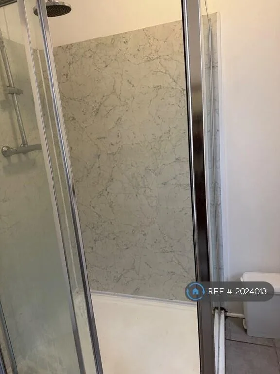 6 bedroom semi-detached house for rent