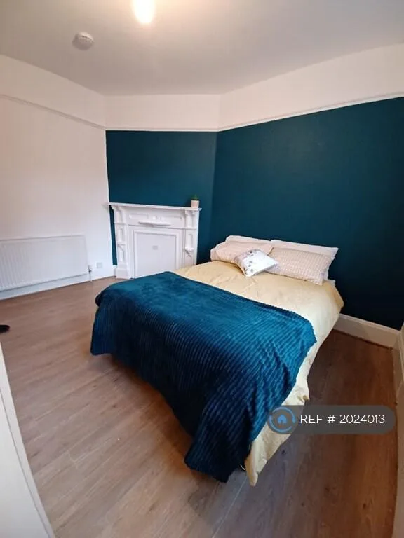 6 bedroom semi-detached house for rent