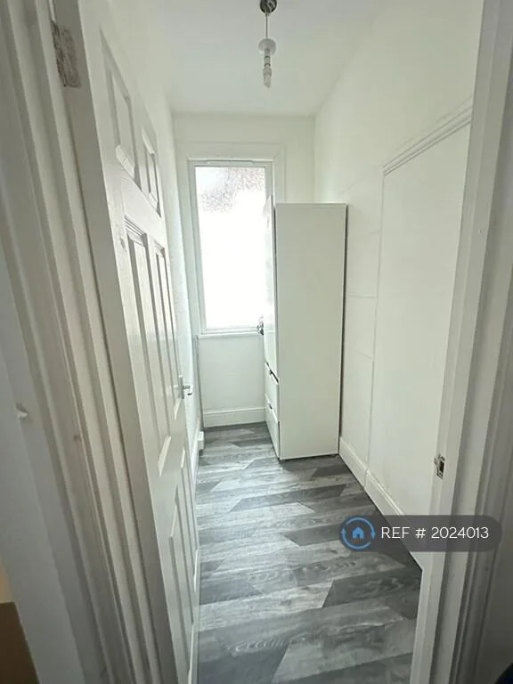 6 bedroom semi-detached house for rent