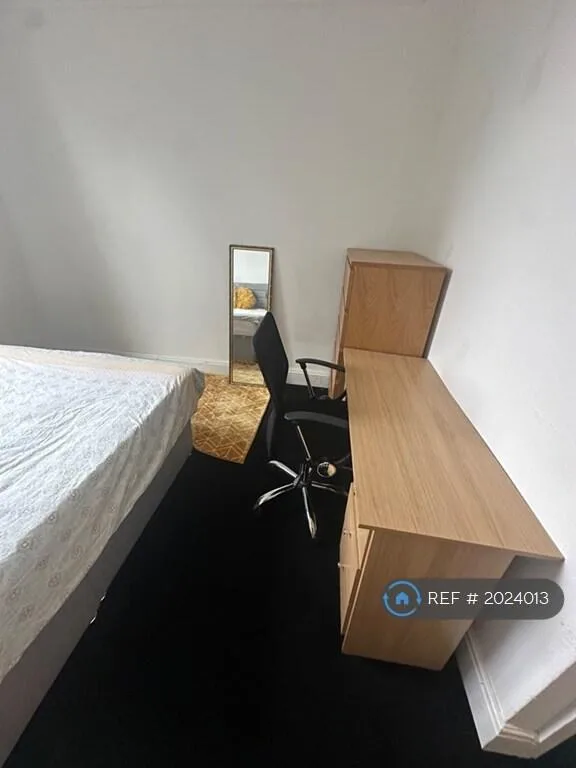 6 bedroom semi-detached house for rent