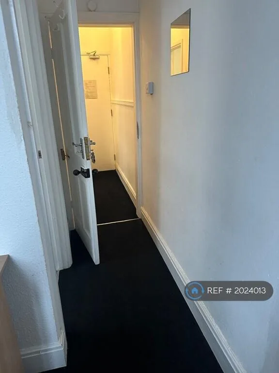 6 bedroom semi-detached house for rent