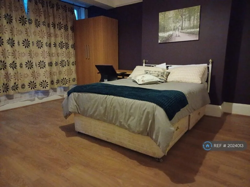 6 bedroom semi-detached house for rent