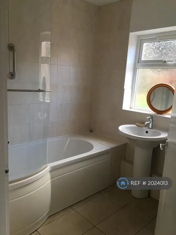 6 bedroom semi-detached house for rent