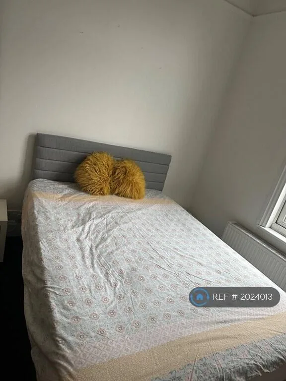 6 bedroom semi-detached house for rent